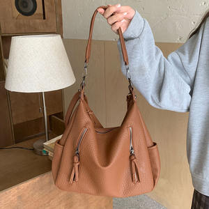 Sac fourre-tout grande capacité pour femme en cuir souple, sac seau avec poche zippée, style décontracté pour le quotidien, marron et noir - Product Image 1