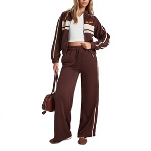 Conjunto Deportivo de 2 Piezas para Mujer, Color Marrón, Chaqueta Corta con Cierre y Cuello Alto, y Pantalones Anchos - Product Image 1
