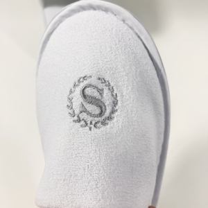 Оптовая продажа, одноразовые льняные хлопчатобумажные тапочки с принтом логотипа на заказ, экологически чистые переносные дорожные размеры белого цвета - Product Image 6