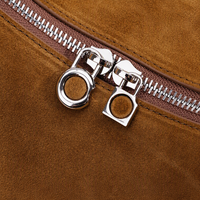 Sac Hobo en Daim Fendu Style Vintage Marron Caramel, Sac à Bandoulière en Cuir avec Logo Personnalisé et Quincaillerie Argentée