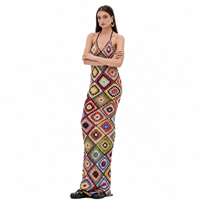 Robe longue personnalisée pour femme, au crochet, motif carré Granny Square, col licou, dos nu, patchwork multicolore, style bohème plage, OEM, vente en gros, commande en gros - Product Image 1
