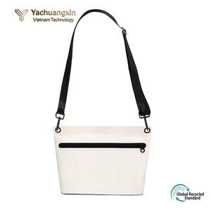 Sac bandoulière en nylon imperméable avec fermeture éclair pour le camping et les activités de plein air toutes saisons, noir - Product Image 2