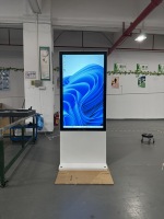 Afficheur numérique extérieur WiFi 55 pouces multi-touch anti-reflet sur pied avec SDK pour l'éducation, la vente au détail, les hôtels et les banques