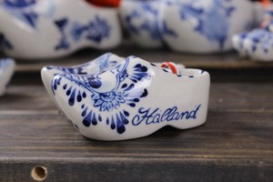 Petites chaussures en céramique peintes à la main, bleu de Delft, design hollandais, avec cordon tricolore - Product Image 2