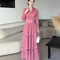 Robe plissée deux pièces pour tenue de travail formelle - le haut est conçu comme un costume, et la jupe est la partie inférieure
