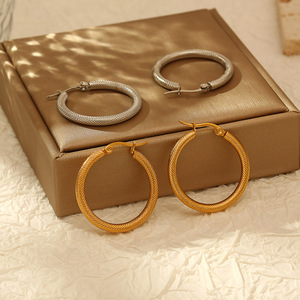 ต่างหูห่วงแบบ Huggie ดีไซน์ตาข่ายมีเท็กซ์เจอร์ ชุบทอง 18K ทำจากสแตนเลสสตีล |   ป้องกันการแพ้และทนทาน |   สไตล์คลาสสิกสำหรับผู้หญิง - Product Image 2