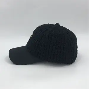 หมวกเบสบอลขนแกะปลอม6แผงหมวกสีดำมีโครงพร้อมโลโก้ปัก