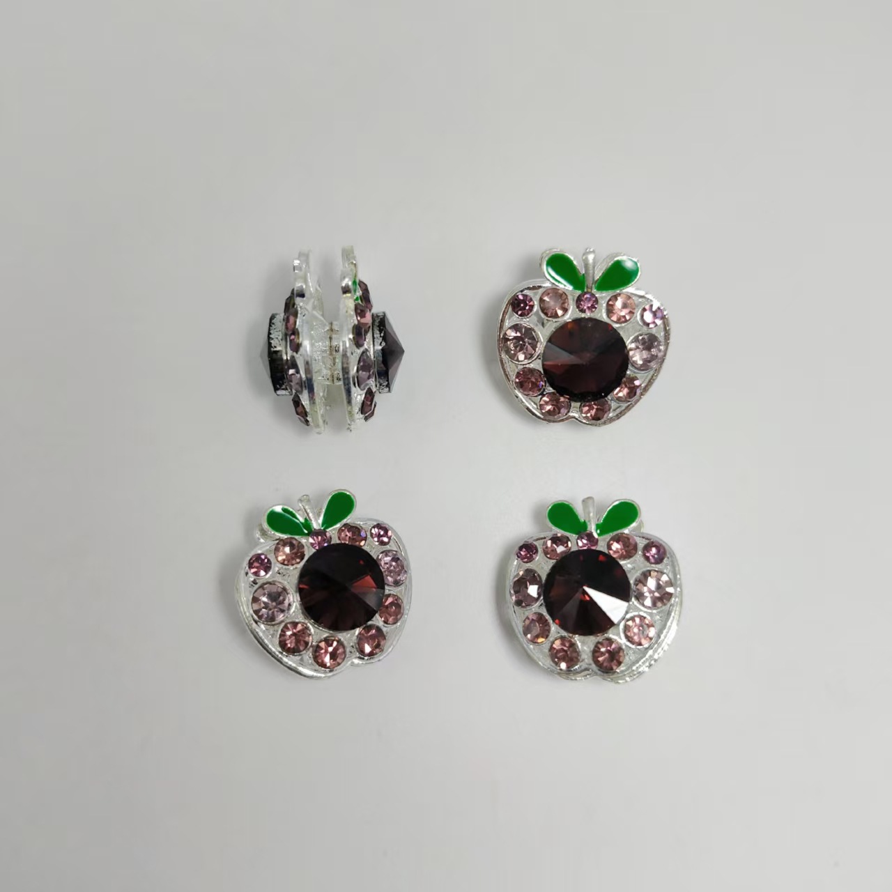 Diamants rouge-violet plaqués argent