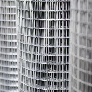 Rouleau de treillis métallique soudé à mailles carrées avec services de pliage et de découpe pour clôtures de chantier et barrières temporaires - Product Image 4