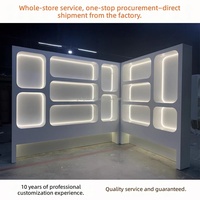 Étagères de présentation modernes OEM personnalisées à niveaux/compartiments, avec éclairage LED intégré, design durable et écologique pour magasins de détail et cosmétiques