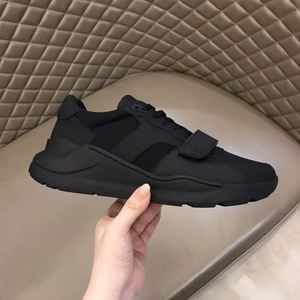 Sneakers plateforme de qualité supérieure avec un design luxueux et un style rayé. Parfait pour la marche et les activités de plein air. - Product Image 2