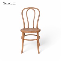 Chaise empilable en résine et bois courbé avec finition grain de bois pour événements extérieurs, mariages et sièges commerciaux pour bistrots et cafés