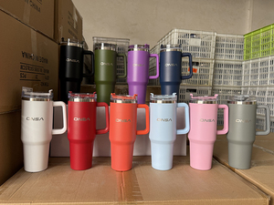 Venta al por mayor: Termo de 40 oz con asa y pajita, diseño de dibujos animados, <span class=keywords><strong>copa</strong></span> de viaje para exteriores, réplica 1:1 de la famosa marca. - Product Image 2