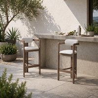 Chaises et tabourets de bar d'extérieur en bois, modernes, confortables et luxueux pour villa, hôtel, terrasse et jardin
