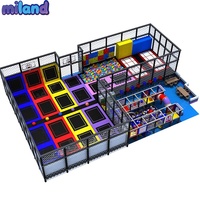 Parc de trampolines intérieur pour parcs à thème, grand panier de basket, nouveau design, zone de dodgeball, fosse de mousse, mur d'escalade, pont en filet