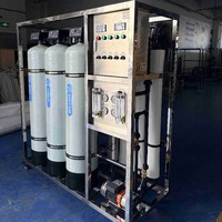 Système de purification d'eau RO commercial 1000 LPH avec osmose inverse, châssis en acier inoxydable 304, pompe à rinçage automatique PLC pour l'industrie alimentaire et des boissons