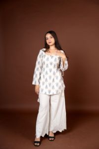 เสื้อคุर्ติ พรีเมียม ลายมูนไลท์เมโดว์ ผูกข้าง ดีไซน์ทันสมัย สไตล์ฤดูร้อน  แบบชาติพันธุ์ ใส่สบาย ใช้งานได้หลากหลาย เหมาะสำหรับงานปาร์ตี้ - Product Image 3