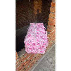 Bolsa de lona de algodón acolchada con estampado tradicional hecho a mano, elegante, ligera, duradera y espaciosa, perfecta para viajar. - Product Image 1