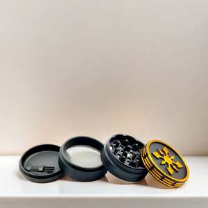 Molino de Hierbas de Aluminio Clásico de Calidad de Lujo, Molinillo de Hierbas Secas Personalizado, Triturador de Hierbas de 63 mm y 4 Capas - Product Image 5