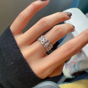 Anillo de Plata Pura S925 con Incrustaciones Retro, Diseño de Alta Gama con Flores Talladas Huecas, Chapado en Rodio de Lujo, Talla para el Dedo Índice - Product Image 1