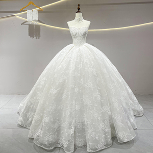JFH39 Elegante Vestido de Novia Moderno sin Tirantes con Cola Capilla, Flores de Satén y Bordado de Cristal - Product Image 1
