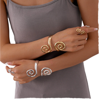 Ensemble de bijoux de mode pour femmes en deux pièces géométrique plaqué or en alliage de zinc bracelets porte-bonheur moustique bobine anneau Style
