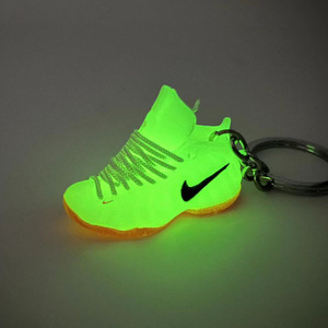 Al por mayor: Llavero de zapatillas luminosas de moda tipo caja sorpresa, estilo AJ, colgante decorativo creativo para bolso, artículo popular de plástico para transmisiones en vivo - Product Image 5