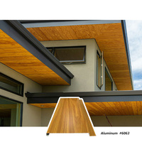 Panneaux de soffite en aluminium imitation bois pour plafonds extérieurs et applications architecturales côtières