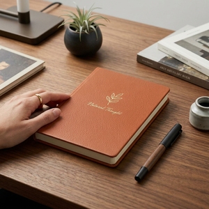 Cuaderno <span class=keywords><strong>de</strong></span> Tapa Dura con Patrón Grabado Personalizado, Libreta <span class=keywords><strong>de</strong></span> Cuero para Escribir <span class=keywords><strong>Memorias</strong></span>, Bloc <span class=keywords><strong>de</strong></span> Notas para Escritores Creativos, Creación <span class=keywords><strong>de</strong></span> Bases <span class=keywords><strong>de</strong></span> Trabajo - Product Image 2