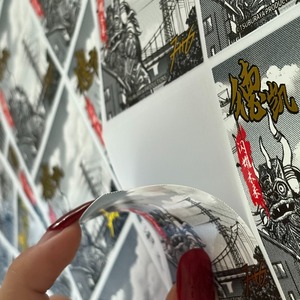 สติกเกอร์อนิเมะแบบพรีเมียมสั่งทำพิเศษ พิมพ์ลายฟอยล์ทองโฮโลแกรม ติดด้วยตัวเอง วัสดุไวนิล สำหรับงานคอมมิคคอนและสินค้าที่ระลึก - Product Image 2