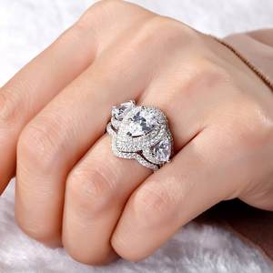 Anello da Donna in Oro Bianco con Diamante Taglio a Pera, Anello di Fidanzamento con Diamante Naturale Colore G, Pietra Principale e Pietre Laterali - Product Image 5