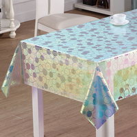 Nappe de table en PVC arc-en-ciel RNPT avec des carrés en mosaïque superposés, effet iridescent et brillance lisse pour les fêtes