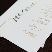 Papel de cartón blanco personalizado/tarjeta de menú de una sola tarjeta de boda acrílica con texto de lámina dorada para fiesta de boda