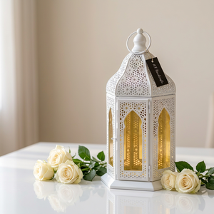 Lanterne à bougie marocaine en métal blanc faite à la main avec verre brun doré pour la décoration de la maison, Ramadan et mariages - Product Image 1