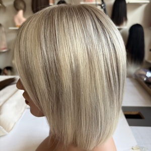 Perruque Courte en Cheveux Humains Naturels avec Dessus en Soie, Nœuds Invisibles, Effet Cuir Chevelu Naturel, Couleurs Blond Clair Mèches, Prête à l'Expédition - Product Image 4