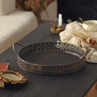 Ensemble de 2 plateaux ronds en métal vintage avec poignées décoratives vieillies pour un service élégant