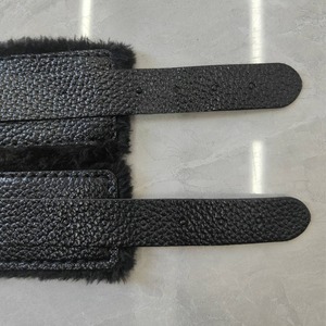 Menottes en simili cuir pour adultes, avec peluche douce, pour jeux de bondage. - Product Image 5