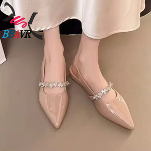 Sandalias de Tacón Bajo con Punta en Pico y Correa de Pedrería, de Charol, para Mujer, Marca BBAVR - Product Image 1