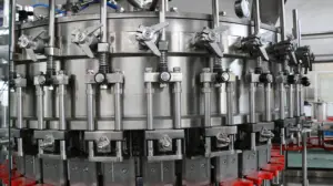 Máquina envasadora de llenado de jugo de agua CSD para beber refrescos carbonatados de 32 cabezales 8000-10,000BPH