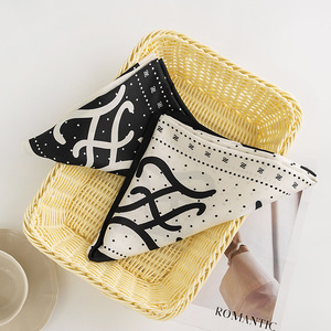 Symboles de la mode Foulards en satin élégants de luxe léger Multi couleur doux 90*90 Foulards Satin - Product Image 3