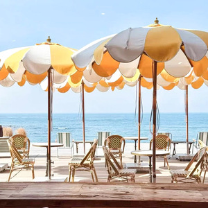 Hete Verkoop Modern Hotel Outdoor Waterdichte Aluminium Parasols Met Houtnerf Coating Grote Maten Voor Zand Gebruik - Product Image 1