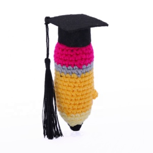Nuevo Adorno de Hilo Tejido a Mano, Pequeño Lápiz con Birrete de Graduación, Decoración de Dibujos Animados con Energía Positiva para el Hogar y la Oficina - Product Image 3