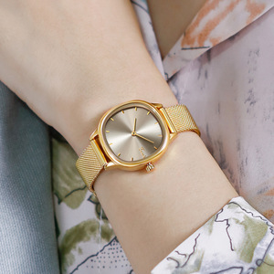 2025 nuevo reloj de mujer pequeño diseño de nicho dorado reloj elegante y versátil - Product Image 3