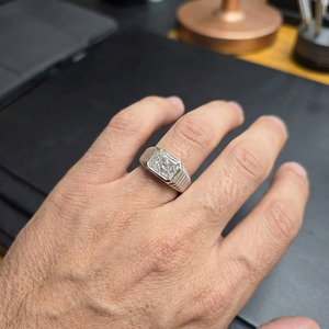 Bague de mariée contemporaine en platine et diamants pour femme, design minimaliste sophistiqué, bijoux de luxe et accessoire de mode - Product Image 6