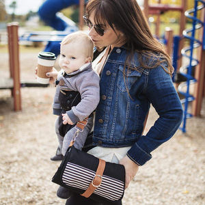 Cambiador <span class=keywords><strong>de</strong></span> Pañales Premium, Porta Toallitas Portátil con Correa para la Muñeca, Organizador <span class=keywords><strong>de</strong></span> Viaje Impermeable para Mamás Ocupadas y en Movimiento - Product Image 6