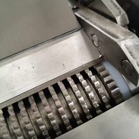Machine multifonctionnelle pour le pelage de la peau de poisson et de porc, destinée à la transformation de la viande et au traitement de la peau de poisson dans les usines de transformation alimentaire