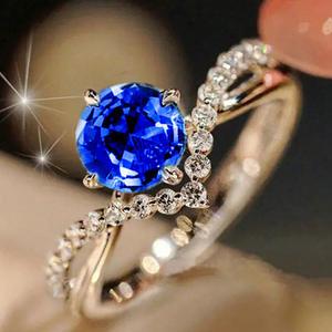 Bague de fiançailles classique en or 18 carats plaqué or, pierre précieuse ronde bleue naturelle, pour femmes, avec accents de diamants et sertissage à griffes - Product Image 3
