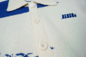 <span class=keywords><strong>Cardigan</strong></span> lavorato a maglia con colletto alla moda da <span class=keywords><strong>uomo</strong></span> con stampa astratta <span class=keywords><strong>blu</strong></span> e bianca e orlo invecchiato - Product Image 3