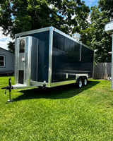Commerciële foodtrailer met gasfriteuse en mandenstation voor knapperig gebakken zeevruchten en calamari in een Aziatische nachtmarkt.