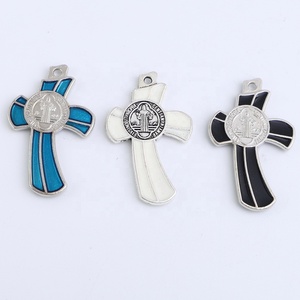 Cruz de crucifijo curvada moderna con Jesús Dios <span class=keywords><strong>Espíritu</strong></span> <span class=keywords><strong>Santo</strong></span> chapado en oro y joyería de aleación religiosa de San Benito tipo Cristiano - Product Image 3